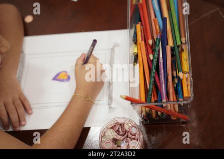 artisanat pour enfants. enfants coloriant une décoration d'un papier. Banque D'Images