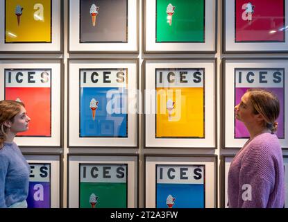 Battersea Park, Londres, Royaume-Uni. 18 octobre 2023. La Affordabe Art Fair ouvre à Battersea Evolution du 19-22 au 16 octobre avec des milliers d’œuvres originales de £50 à £7 500. Crédit : Malcolm Park/Alamy Live News Banque D'Images