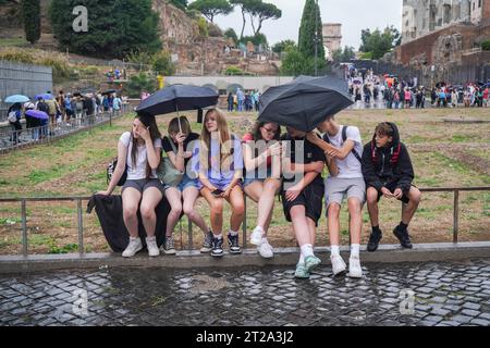 Rome Italie 18 octobre 2023. Touristes au colisée de Rome s'abritant sous des parasols pendant les averses de pluie. Crédit amer ghazzal/Alamy Live News Banque D'Images