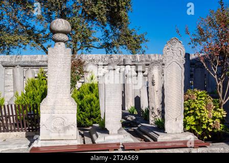 Istanbul, Turquie, les tombes d'un cimetière de la mosquée Süleymaniye, (turc, Süleymaniye Camii) sur la troisième colline d'Istanbul. Banque D'Images