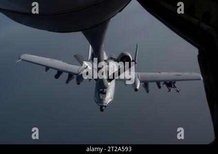 Zone de contrôle, Syrie. 01 juin 2023. Un avion de soutien aérien rapproché A-10 Thunderbolt II de l’US Air Force fait le plein d’un KC-135 Stratotanker lors d’une patrouille au-dessus de la zone de responsabilité du commandement central, le 1 juin 2023 en Syrie. Crédit : SSgt. Emily Farnsworth/Planetpix/Alamy Live News Banque D'Images