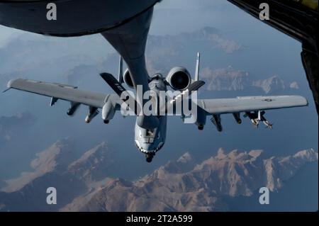Zone de contrôle, Syrie. 01 juin 2023. Un avion de soutien aérien rapproché A-10 Thunderbolt II de l’US Air Force fait le plein d’un KC-135 Stratotanker lors d’une patrouille au-dessus de la zone de responsabilité du commandement central, le 1 juin 2023 en Syrie. Crédit : SSgt. Emily Farnsworth/Planetpix/Alamy Live News Banque D'Images