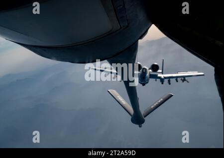 Zone de contrôle, Syrie. 01 juin 2023. Un avion de soutien aérien rapproché A-10 Thunderbolt II de l’US Air Force approche un KC-135 Stratotanker pour le ravitaillement aérien lors d’une patrouille au-dessus de la zone de responsabilité du Commandement central, le 1 juin 2023 en Syrie. Crédit : SSgt. Emily Farnsworth/Planetpix/Alamy Live News Banque D'Images
