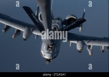 Zone de contrôle, Syrie. 01 juin 2023. Un avion de soutien aérien rapproché A-10 Thunderbolt II de l’US Air Force fait le plein d’un KC-135 Stratotanker lors d’une patrouille au-dessus de la zone de responsabilité du commandement central, le 1 juin 2023 en Syrie. Crédit : SSgt. Emily Farnsworth/Planetpix/Alamy Live News Banque D'Images