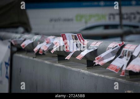 Tel Aviv. 17 octobre 2023. Cette photo prise le 17 octobre 2023 montre des affiches avec des informations sur les captifs israéliens à tel Aviv, Israël. L’armée israélienne a déclaré qu’au moins 199 otages étaient détenus à Gaza, tandis que le Hamas a affirmé qu’il y avait entre 200 et 250 prisonniers israéliens à Gaza depuis qu’il a lancé une attaque surprise contre Israël le 7 octobre. Crédit : Chen Junqing/Xinhua/Alamy Live News Banque D'Images