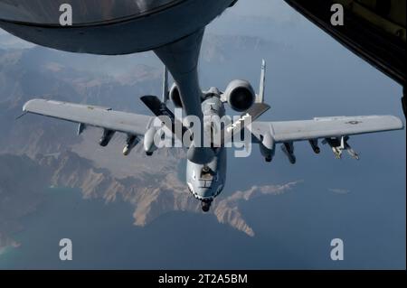 Zone de contrôle, Syrie. 01 juin 2023. Un avion de soutien aérien rapproché A-10 Thunderbolt II de l’US Air Force fait le plein d’un KC-135 Stratotanker lors d’une patrouille au-dessus de la zone de responsabilité du commandement central, le 1 juin 2023 en Syrie. Crédit : SSgt. Emily Farnsworth/Planetpix/Alamy Live News Banque D'Images