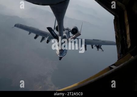 Zone de contrôle, Syrie. 01 juin 2023. Un avion de soutien aérien rapproché A-10 Thunderbolt II de l’US Air Force fait le plein d’un KC-135 Stratotanker lors d’une patrouille au-dessus de la zone de responsabilité du commandement central, le 1 juin 2023 en Syrie. Crédit : SSgt. Emily Farnsworth/Planetpix/Alamy Live News Banque D'Images