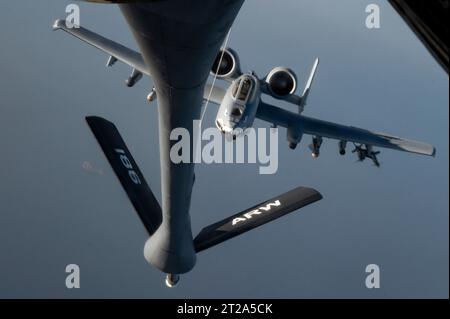 Zone de contrôle, Syrie. 01 juin 2023. Un avion de soutien aérien rapproché A-10 Thunderbolt II de l’US Air Force approche un KC-135 Stratotanker pour le ravitaillement aérien lors d’une patrouille au-dessus de la zone de responsabilité du Commandement central, le 1 juin 2023 en Syrie. Crédit : SSgt. Emily Farnsworth/Planetpix/Alamy Live News Banque D'Images