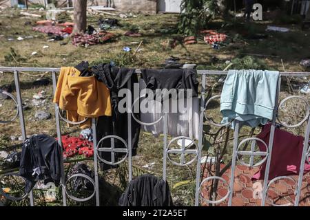 Gaza City, Territoires palestiniens. 18 octobre 2023. Les effets personnels de la population sont visibles après l'attaque de l'hôpital Ahli Arab, qui a tué des dizaines de civils. Crédit : Mohammad Abu Elsebah/dpa/Alamy Live News Banque D'Images