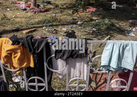 Gaza City, Territoires palestiniens. 18 octobre 2023. Les effets personnels de la population sont visibles après l'attaque de l'hôpital Ahli Arab, qui a tué des dizaines de civils. Crédit : Mohammad Abu Elsebah/dpa/Alamy Live News Banque D'Images