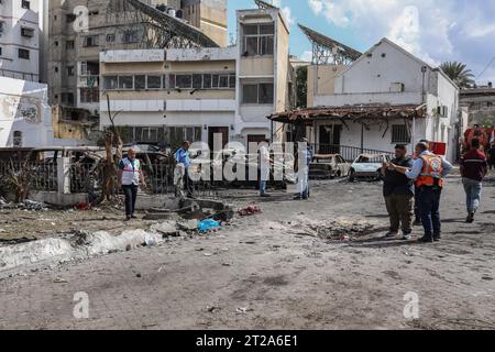 Gaza City, Territoires palestiniens. 18 octobre 2023. Les Palestiniens inspectent les destructions qui ont suivi l’attaque de l’hôpital Ahli Arab, qui a tué des dizaines de civils. Crédit : Mohammad Abu Elsebah/dpa/Alamy Live News Banque D'Images