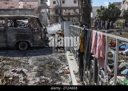 Gaza City, Territoires palestiniens. 18 octobre 2023. Les effets personnels de la population sont visibles après l'attaque de l'hôpital Ahli Arab, qui a tué des dizaines de civils. Crédit : Mohammad Abu Elsebah/dpa/Alamy Live News Banque D'Images