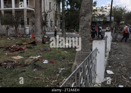 Gaza City, Territoires palestiniens. 18 octobre 2023. Les effets personnels de la population sont visibles après l'attaque de l'hôpital Ahli Arab, qui a tué des dizaines de civils. Crédit : Mohammad Abu Elsebah/dpa/Alamy Live News Banque D'Images