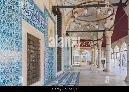 Istanbul, Turquie, l'architecture intérieure de la mosquée Rüstem Pacha (turc : Rüstem Paşa Camii) dans le quartier Fatih d'Istanbul, éditorial seulement. Banque D'Images