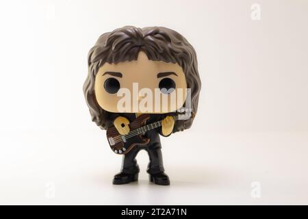 Londres, Royaume-Uni - 23 juillet 2023 : Funko POPO figurine vinyle de John Deacon (Reine) sur fond blanc Banque D'Images