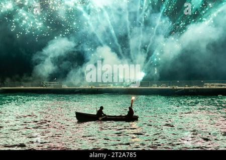 Feux d'artifice incroyables pendant les festivités de l'Armata, une coutume annuelle locale dans l'île de Spetses, Grèce, Europe, qui représente une bataille navale. Banque D'Images