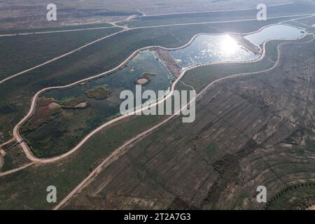 (231018) -- LANZHOU, 18 octobre 2023 (Xinhua) -- cette photo aérienne prise le 16 octobre 2023 montre une vue d'un projet de gestion écologique de la rivière Shuifu dans un parc agricole moderne dans la nouvelle région de Lanzhou, dans la province du Gansu, au nord-ouest de la Chine. En 2012, la nouvelle zone de Lanzhou a été approuvée par le Conseil d'État comme cinquième zone spéciale de développement économique au niveau national, qui est également la première nouvelle zone de développement au niveau de l'État dans le nord-ouest de la Chine. Onze ans plus tard, la nouvelle zone a progressivement construit de multiples grappes industrielles, y compris la fabrication d'équipements de pointe, de nouveaux matériaux, la bio-médecine Banque D'Images