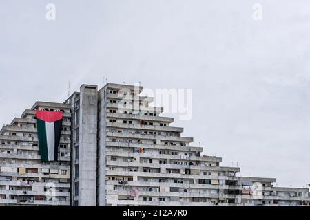 Napoli, Italie. 18 octobre 2023. Un grand drapeau d’environ 30 mètres aux couleurs de la Palestine a été affiché pendant quelques minutes sur le Vele à Scampia, à l’initiative de militants du réseau pour la Palestine. Une quarantaine de militants étaient présents. Le drapeau a été affiché pendant quelques minutes puis retiré, attirant l'attention des passants. Crédit : Live Media Publishing Group/Alamy Live News Banque D'Images