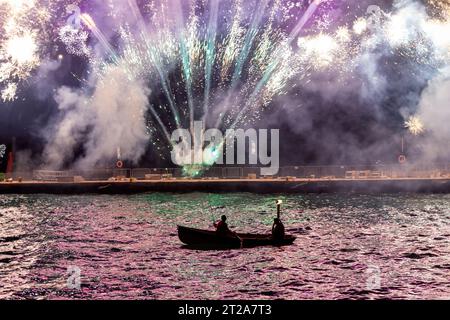 Feux d'artifice incroyables pendant les festivités de l'Armata, une coutume annuelle locale dans l'île de Spetses, Grèce, Europe, qui représente une bataille navale. Banque D'Images