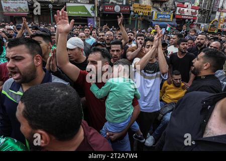 Naplouse, Territoires palestiniens. 18 octobre 2023. Des manifestants palestiniens font des gestes et chantent des slogans lors d’une manifestation contre Israël dans la ville de Naplouse, en Cisjordanie, à la suite d’une explosion dévastatrice à l’hôpital Ahli Arab dans la bande de Gaza qui a tué des centaines de personnes. Crédit : Ayman Nobani/dpa/Alamy Live News Banque D'Images