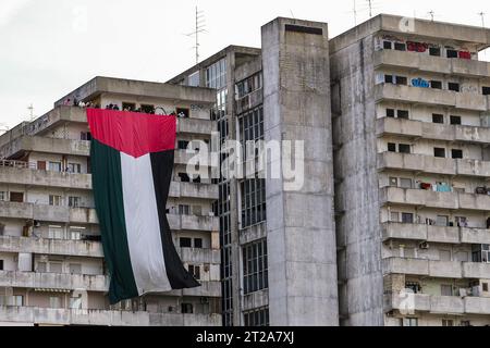 Napoli, Italie. 18 octobre 2023. Un grand drapeau d’environ 30 mètres aux couleurs de la Palestine a été affiché pendant quelques minutes sur le Vele à Scampia, à l’initiative de militants du réseau pour la Palestine. Une quarantaine de militants étaient présents. Le drapeau a été affiché pendant quelques minutes puis retiré, attirant l'attention des passants. Crédit : Live Media Publishing Group/Alamy Live News Banque D'Images