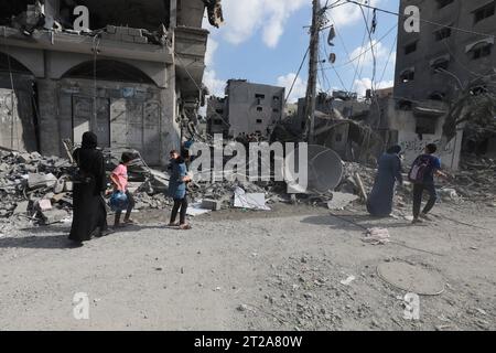 Des Palestiniens inspectent un bâtiment détruit à la suite des frappes aériennes israéliennes sur des bâtiments du camp de réfugiés d'Al Bureij les Palestiniens inspectent un bâtiment détruit à la suite des frappes aériennes israéliennes sur des bâtiments du camp de réfugiés d'Al Bureij, dans le centre de la bande de Gaza, le 18 octobre 2023. Photo Naaman Omar apaimages Bureij bande de Gaza territoire palestinien 181023 Bureij NAA 1 006 Copyright : xapaimagesxNaamanxOmarxxxapaimagesx Banque D'Images