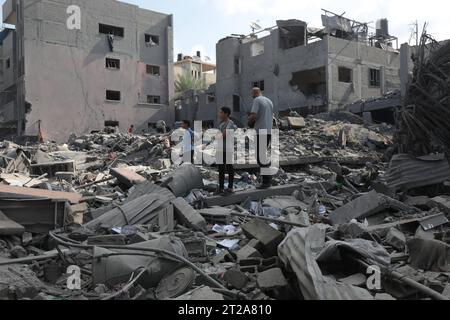 Des Palestiniens inspectent un bâtiment détruit à la suite des frappes aériennes israéliennes sur des bâtiments du camp de réfugiés d'Al Bureij les Palestiniens inspectent un bâtiment détruit à la suite des frappes aériennes israéliennes sur des bâtiments du camp de réfugiés d'Al Bureij, dans le centre de la bande de Gaza, le 18 octobre 2023. Photo Naaman Omar apaimages Bureij bande de Gaza territoire palestinien 181023 Bureij NAA 1 004 Copyright : xapaimagesxNaamanxOmarxxxapaimagesx Banque D'Images