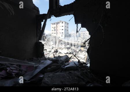 Des Palestiniens inspectent un bâtiment détruit à la suite des frappes aériennes israéliennes sur des bâtiments du camp de réfugiés d'Al Bureij les Palestiniens inspectent un bâtiment détruit à la suite des frappes aériennes israéliennes sur des bâtiments du camp de réfugiés d'Al Bureij, dans le centre de la bande de Gaza, le 18 octobre 2023. Photo Naaman Omar apaimages Bureij bande de Gaza territoire palestinien 181023 Bureij NAA 1 0044 Copyright : xapaimagesxNaamanxOmarxxxapaimagesx Banque D'Images
