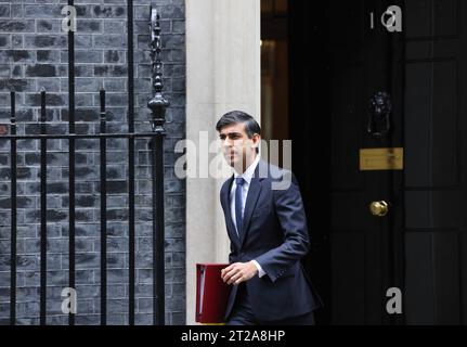 Le PM Rishi Sunak quitte le n ° 10 Downing Street pour se diriger vers PMQ dans le conflit de Gaza le 18 octobre 2023, Londres, Royaume-Uni Banque D'Images