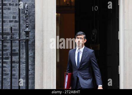 Le PM Rishi Sunak quitte le n ° 10 Downing Street pour se diriger vers PMQ dans le conflit de Gaza le 18 octobre 2023, Londres, Royaume-Uni Banque D'Images