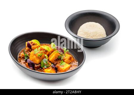 Bol de tofu Mapo avec sauces d'accompagnement sur fond blanc Banque D'Images