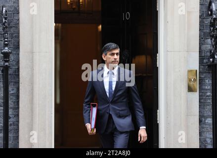 Le PM Rishi Sunak quitte le n ° 10 Downing Street pour se diriger vers PMQ dans le conflit de Gaza le 18 octobre 2023, Londres, Royaume-Uni Banque D'Images