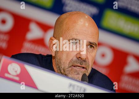 EINDHOVEN, PAYS-BAS - 30 SEPTEMBRE : l'entraîneur Peter Bosz du PSV lors de la conférence de presse après le match néerlandais d'Eredivisie entre le PSV et le FC Volendam au Philips Stadion le 30 septembre 2023 à Eindhoven, pays-Bas. (Photo de Joris Verwijst/Orange Pictures) Banque D'Images