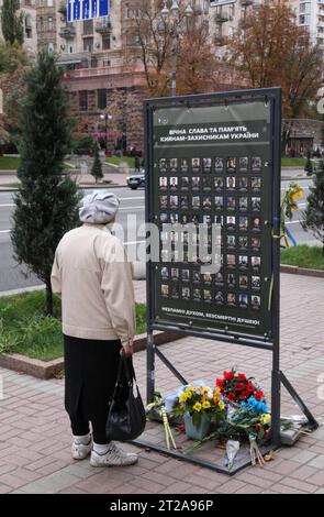 DATE RECORD NON DÉCLARÉE UkraineKIEV, 10/18/2023 -condoléances/à ceux/morts/pour/Guerre Ukraine KIEV, 10/18/2023 -condoléances/à/les morts/pour/Guerre - Ukraine, présente ses condoléances aux personnes tuées dans la guerre contre l'invasion russe. Des panneaux et autres formes d'expression sont exposés dans toute la ville de Kiev, qui célèbre aujourd'hui son 602e jour. Photo : Paulo Laizo/ATO Press UkraineKIEV, 10/18/2023 -condoléances/à ceux/morts/pour/Guerre Ukraine Copyright : xPauloxLaizox Banque D'Images