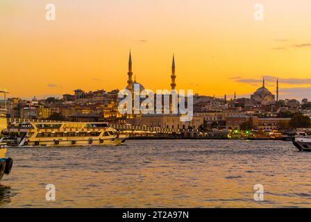 Istanbul, Turquie, Un paysage urbain du côté européen d'Istanbul dans la soirée. Editorial uniquement. Banque D'Images