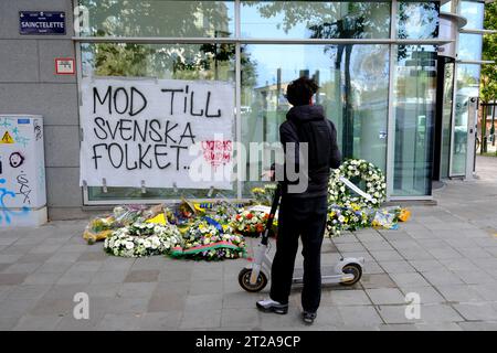 Bruxelles, Belgique. 18 octobre 2023. Les gens rendent hommage aux victimes deux jours après qu'un tireur ait abattu deux Suédois, sur le lieu de la fusillade à Bruxelles, Belgique le 18 octobre 2023 Credit : ALEXANDROS MICHAILIDIS/Alamy Live News Banque D'Images