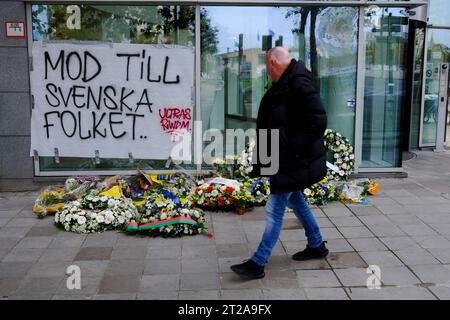 Bruxelles, Belgique. 18 octobre 2023. Des gens marchent devant l'entrée d'un bâtiment où deux ressortissants suédois ont été tués lors d'une attaque à Bruxelles, Belgique le 18 octobre 2023 Credit : ALEXANDROS MICHAILIDIS/Alamy Live News Banque D'Images