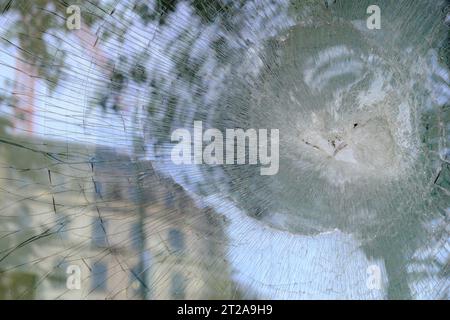 Bruxelles, Belgique. 18 octobre 2023. Trou de balle dans le verre devant l'entrée d'un bâtiment où deux ressortissants suédois ont été tués lors d'une attaque à Bruxelles, Belgique le 18 octobre 2023 crédit : ALEXANDROS MICHAILIDIS/Alamy Live News Banque D'Images