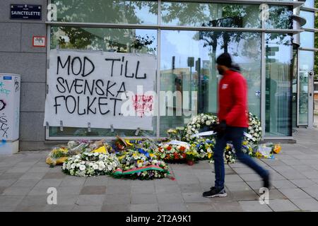 Bruxelles, Belgique. 18 octobre 2023. Des gens marchent devant l'entrée d'un bâtiment où deux ressortissants suédois ont été tués lors d'une attaque à Bruxelles, Belgique le 18 octobre 2023 Credit : ALEXANDROS MICHAILIDIS/Alamy Live News Banque D'Images