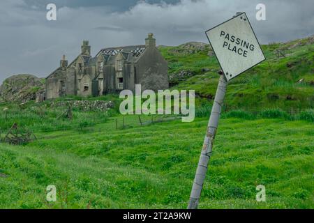 Les lieux de passage sont emblématiques sur les petites routes à voie unique dans le sud de l'île de Harris, en Écosse. Banque D'Images