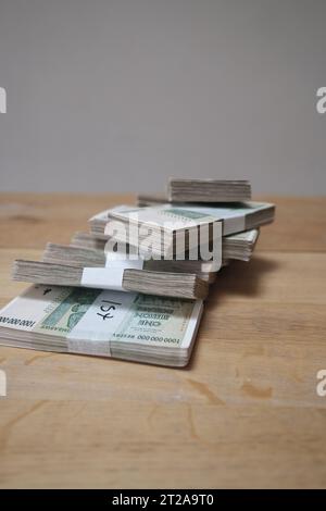 Piles de trésorerie - des millions, des milliards de dollars. Le dollar zimbabwéen après l'hyperinflation. Chaque billet représente un milliard de dollars Banque D'Images