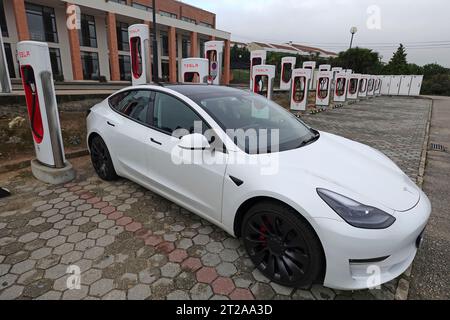 Recharge rapide de voiture Tesla modèle 3 au compresseur Tesla SUC à Mealhada, Portugal, Europe Banque D'Images