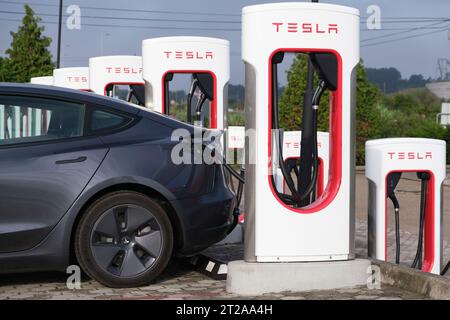 Recharge rapide de voiture Tesla modèle 3 au compresseur Tesla SUC à Mealhada, Portugal, Europe Banque D'Images