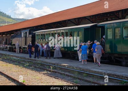 Train historique du Douro circulant entre Régua et Tua en suivant le fleuve Douro, Portugal, Europe Banque D'Images