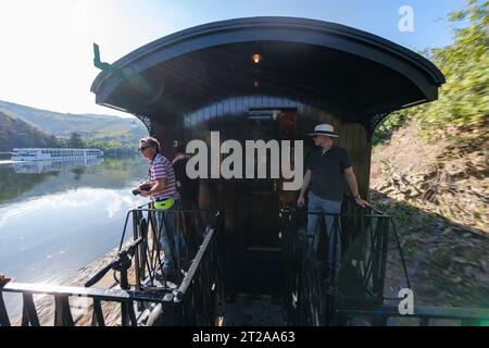 Train historique du Douro circulant entre Régua et Tua en suivant le fleuve Douro, Portugal, Europe Banque D'Images