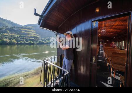 Train historique du Douro circulant entre Régua et Tua en suivant le fleuve Douro, Portugal, Europe Banque D'Images