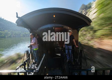 Train historique du Douro circulant entre Régua et Tua en suivant le fleuve Douro, Portugal, Europe Banque D'Images