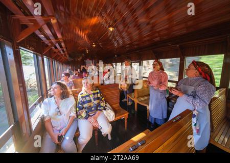 Les gens en vêtements traditionnels chantent à l'intérieur du train historique du Douro qui circule entre Régua et Tua en suivant le fleuve Douro, Portugal, Europe Banque D'Images