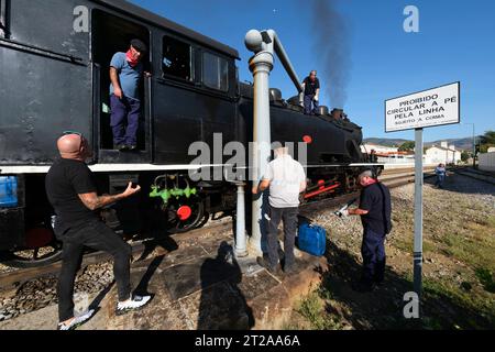 Train historique du Douro circulant entre Régua et Tua en suivant le fleuve Douro, Portugal, Europe Banque D'Images