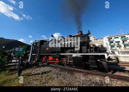 Train historique du Douro circulant entre Régua et Tua en suivant le fleuve Douro, Portugal, Europe Banque D'Images